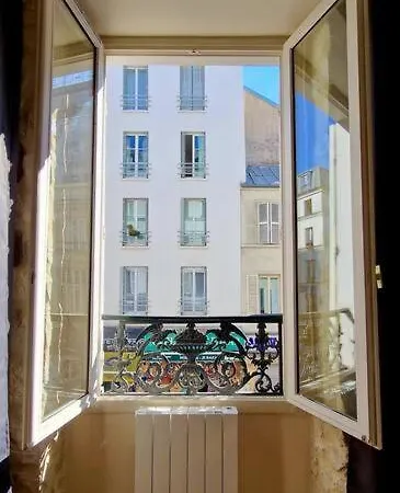 Parisien Quartier Vivant Et Central